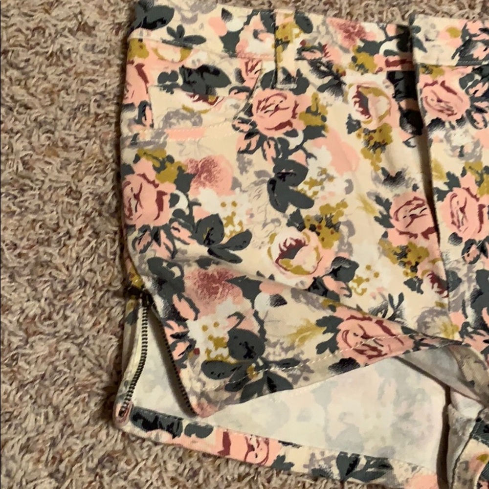 NWT Forever 21 denim floral shorts SZ-28 - Picture 6 of 8
